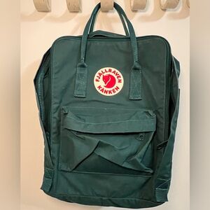 FJALLRAVEN KANKEN Backpack in Arctic Green with Shoulder Pads in Frost Green
